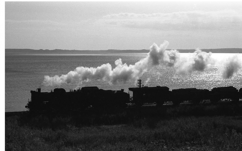 『厚岸湾をバックに』 1493列車 C58348 根室本線厚岸 1973.10.8