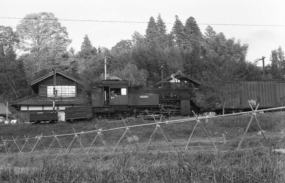 『忍び寄る夕暮れ』 464列車 C12209 明知線阿木 1969.11.2