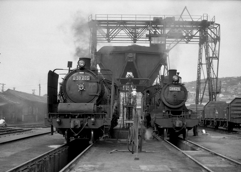 『大正生まれの大型貨物機と中型旅客機』 D50205,38629 若松機関区 1968.8