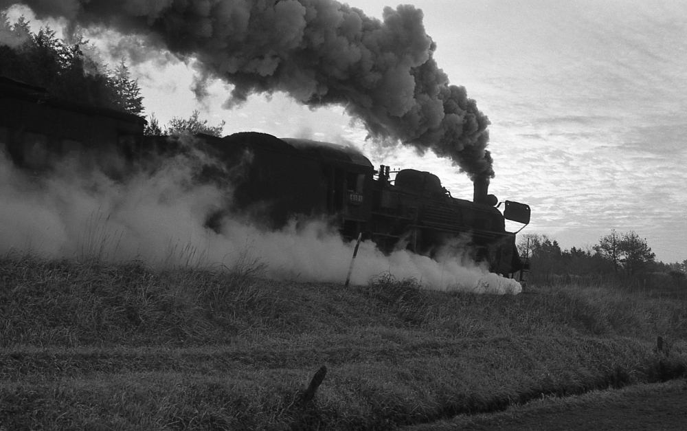 『朝焼けに門デフ映えて』 4598列車 C5527 吉都線飯野  1970.3.26