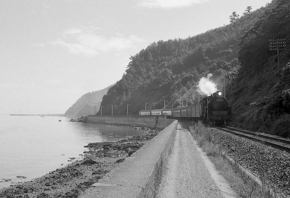 『不知火海を縫って』 急行3201列車 桜島 C60104 上田浦 1968.8