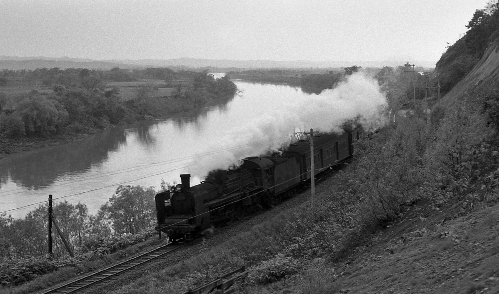 『天塩川に沿って』 324列車 C5530 宗谷本線雄信内 1973.10.15