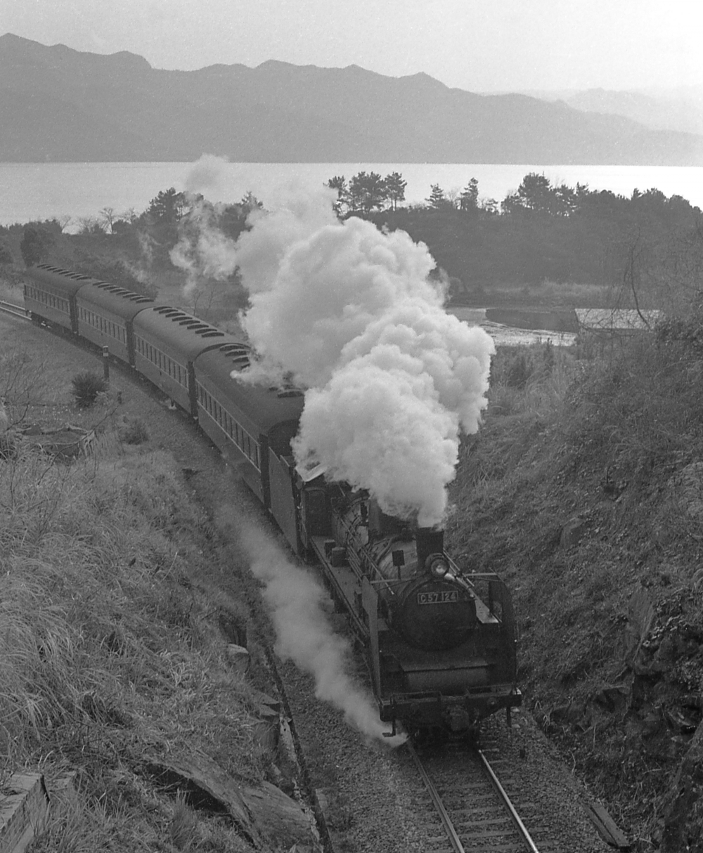 『大村湾を背に』 826列車 C57124 大村線小串郷 1970.3.24