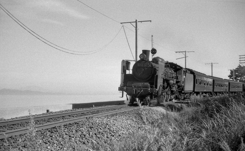 『不知火海沿いに下るC55』 9133列車 C5519 鹿児島本線上田浦 1968.8