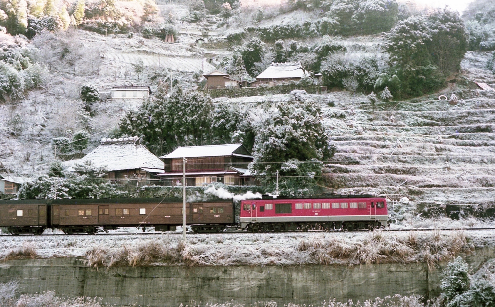 『四国の雪晴れの朝』 224列車 DF50 土讃本線大歩危 1976.1.6