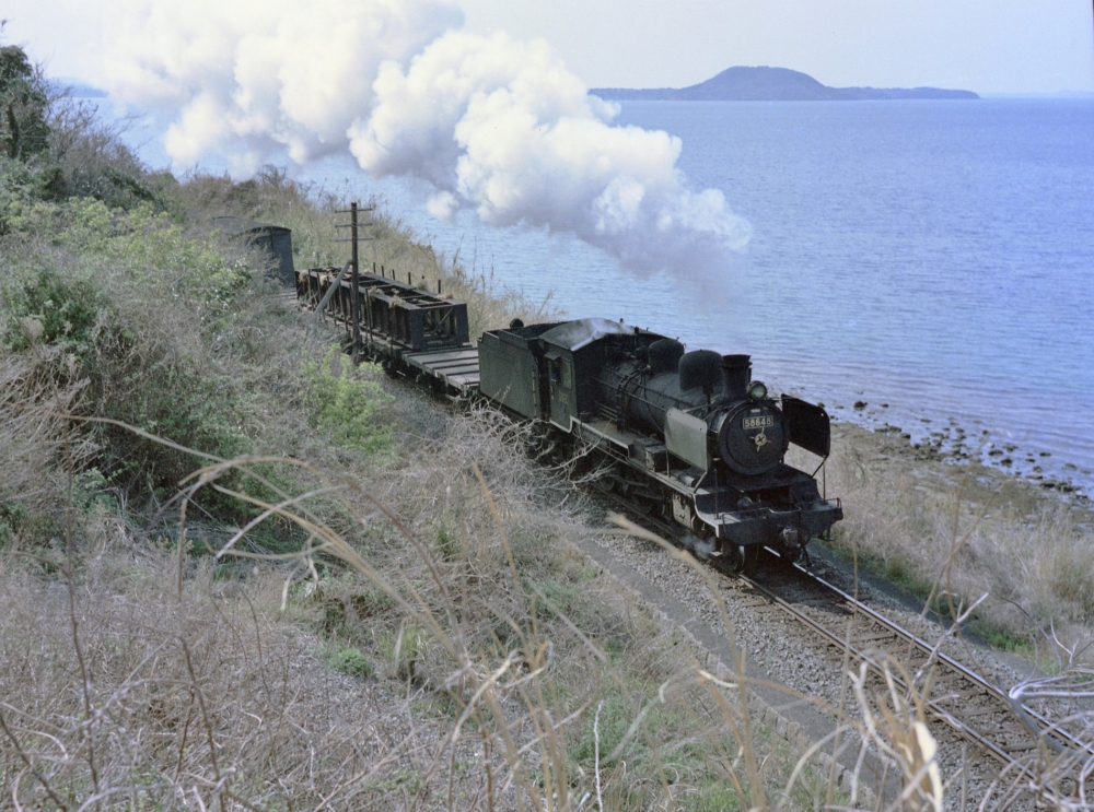 『伊万里湾を背に』 58648 松浦線調川 1970.3.24