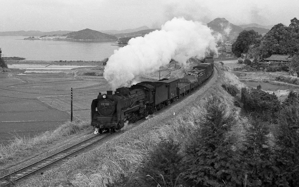 『大村湾の静かな朝』 891列車 D511062 大村線小串郷 1970.3.24