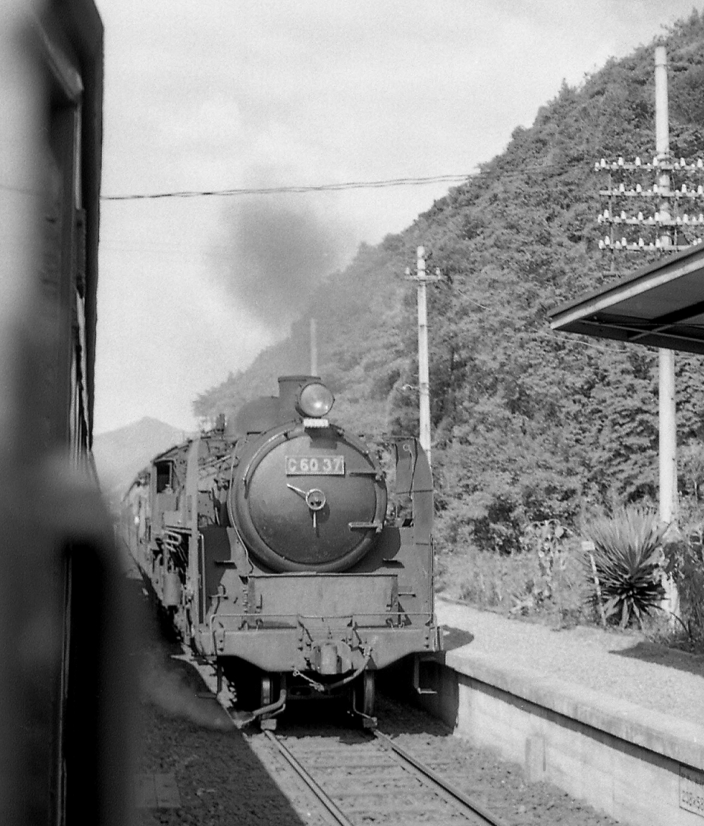 『肥後高田駅の列車交換』 129列車 C6037 鹿児島本線肥後高田 1968.8.16