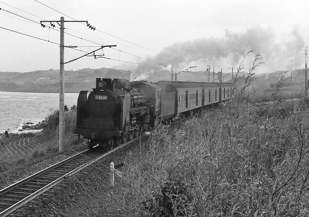 『強風をついて』 荷43列車 C6018 鹿児島本線阿久根 1970.3.25