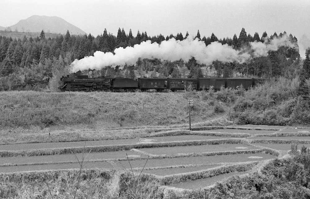 『霧島を右手に その２』 692列車 D51 1970.3.26