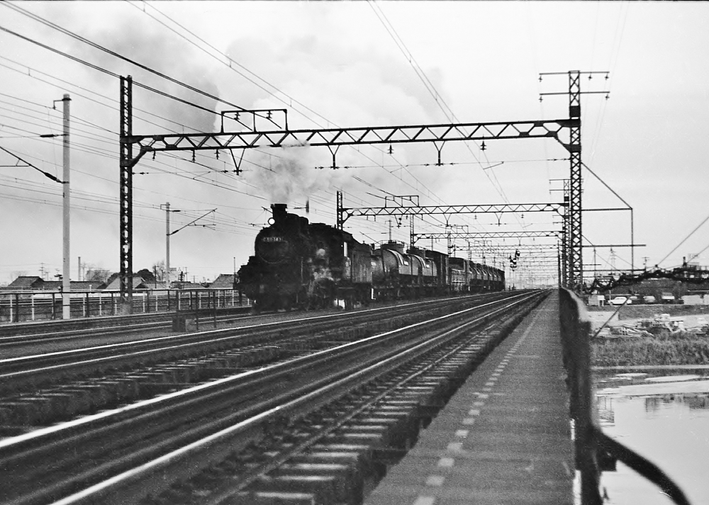 『正月早朝からの働き者』 1674列車 C50143 枇杷島 1971.1.3