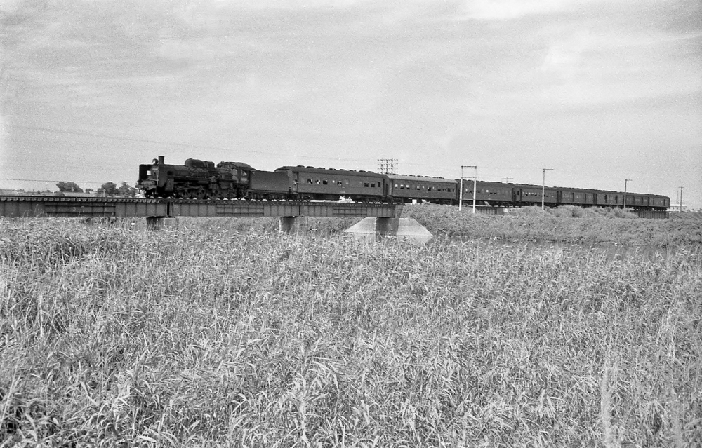 『水郷の橋を渡る』 227列車 C57139 永和 1969.7.6