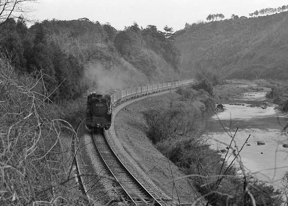 『厚狭川沿いに下る』 666列車 D51920 美祢線湯ノ峠 1970.3.23