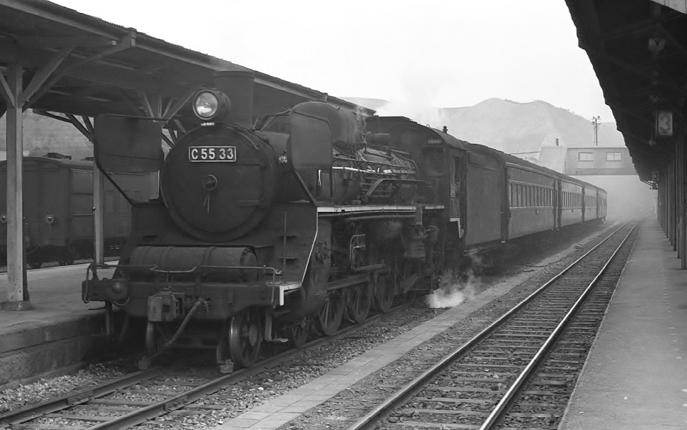 『春霞の吉松にて』 831列車 C5533 吉都線吉松 1970.3.26