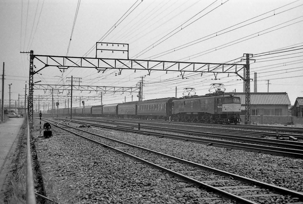 『寝台急行ながさきを牽いて』 急行6031列車ながさき EF5812 東海道本線清洲 1969.3.2