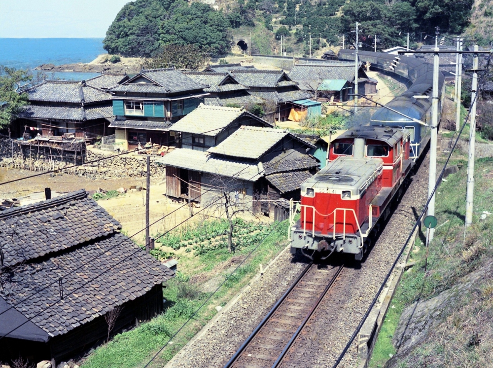 『不知火海岸を行くはやぶさ』 特別急行５列車はやぶさ DD5141 鹿児島本線上田浦 1970.3.25