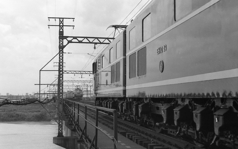 『新旧王者の出会い』 5051列車 EF66⇔EH1049 枇杷島 1971.7