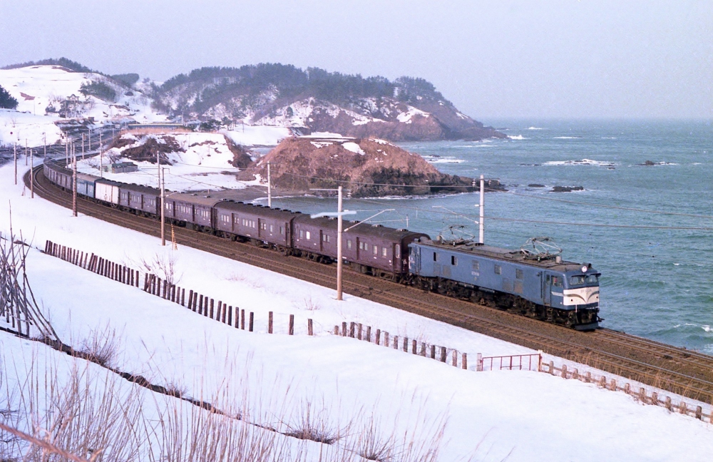 『冬の福浦八景を行く』 荷4047列車 EF58 信越本線鯨波 1977.2