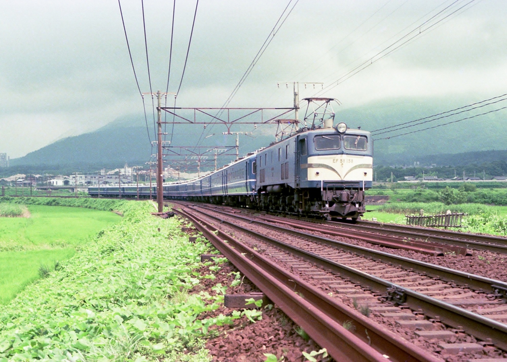 『伊吹山麓の大カーブを駆ける』 特別急行9032列車金星51号 EF58158 東海道本線柏原 1976.8.11