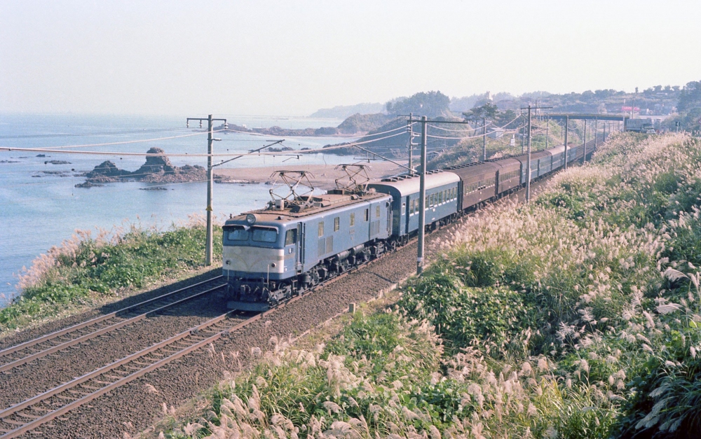 『福浦八景の秋』 1324列車 EF5850 信越本線鯨波 1977.10