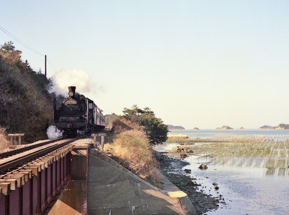 『伊勢の浜辺を行く』 827列車 C57145 参宮線鳥羽1969.3.24