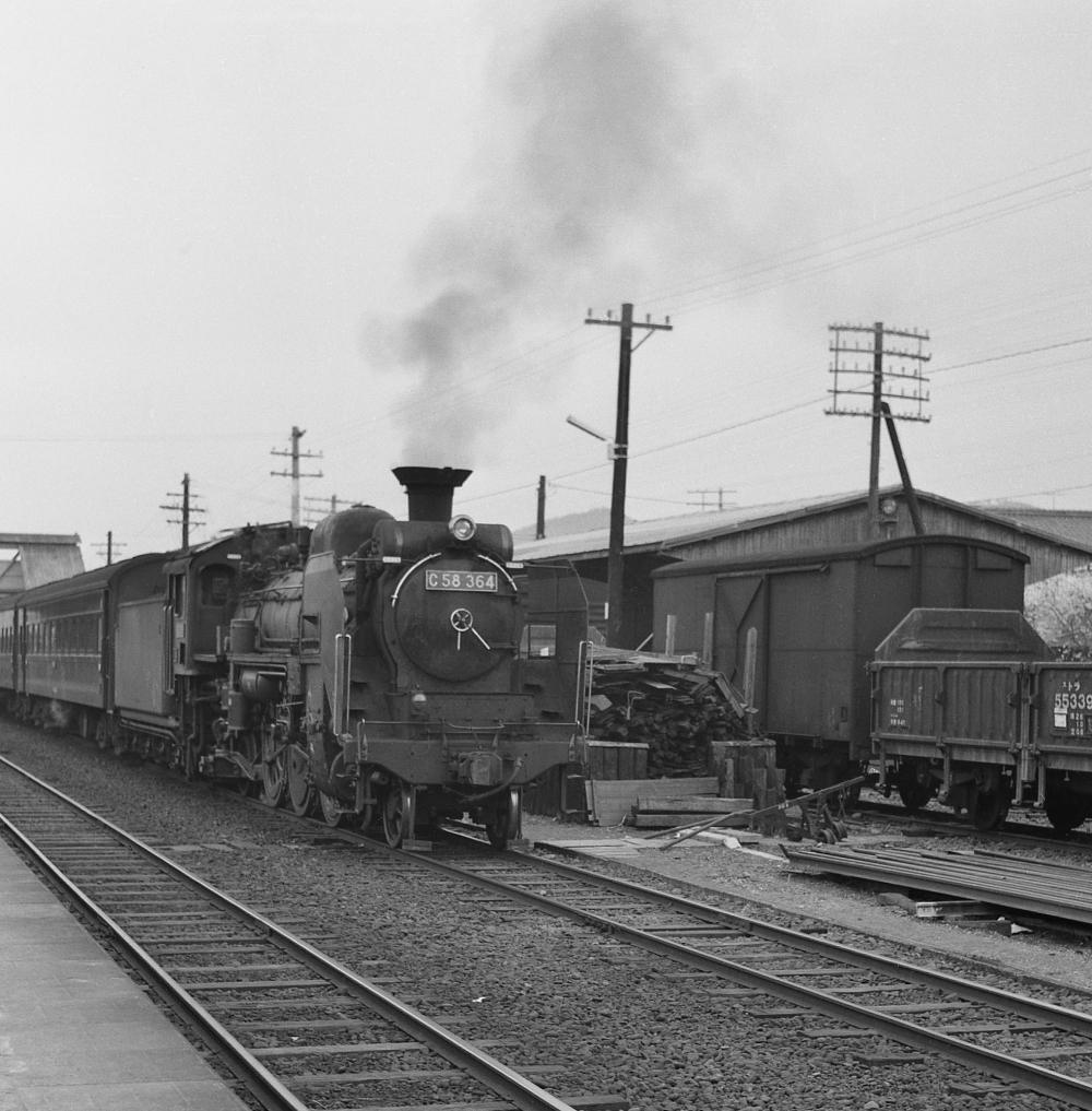『優等列車の先頭に立つ』 C58364 高山本線鵜沼 1965年頃