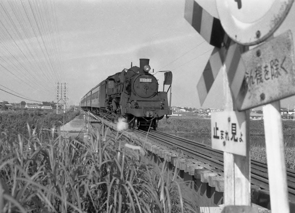 『水路を渡る』 229列車 永和 1969.7.6