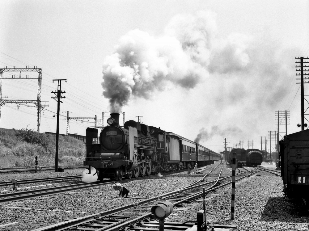 『八田駅の追い越し その１』 C5780 1968年頃