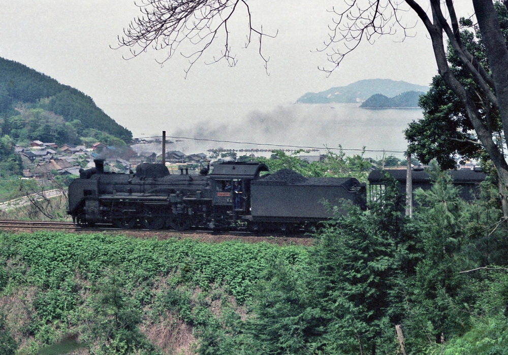 『若狭湾を右手に』 976列車 C58325 小浜線美浜 1971.5.2