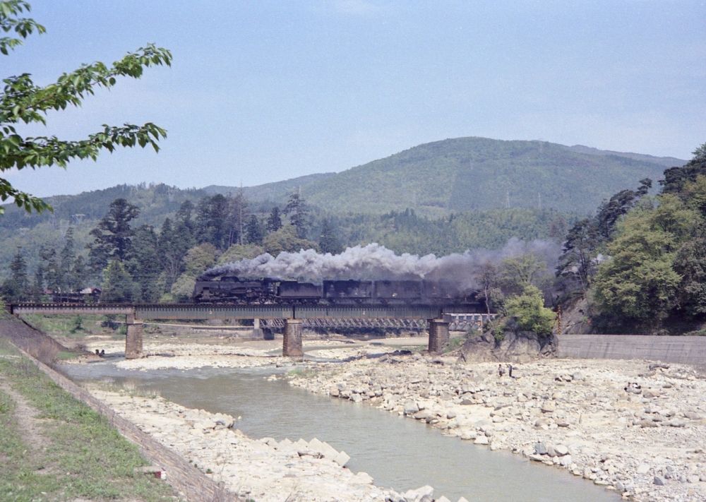 『春の落合川を駆け抜ける』 692列車 D51402 落合川 1969.4.29