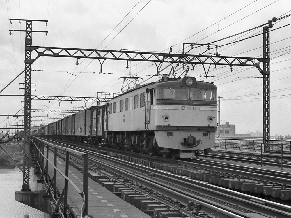 庄内川を渡るEF60-3次車 EF6072 枇杷島 1971.7