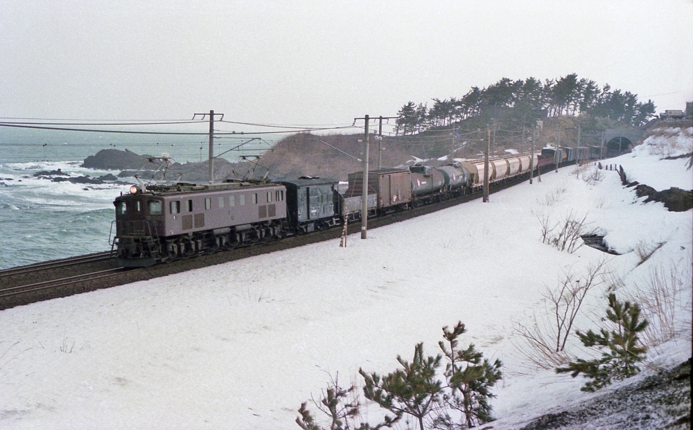 『海は荒海、向こうは…』 EF15127 鯨波 1977.2