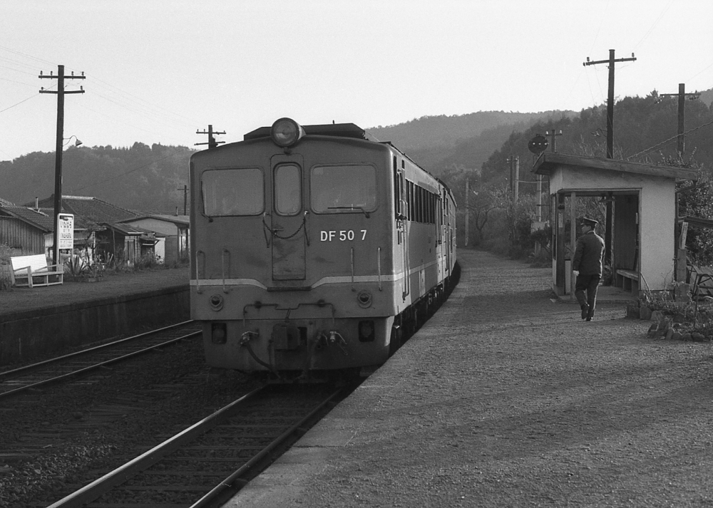 『夕暮れ迫る稲原駅にて』 327列車 DF507 紀勢本線稲原 1971.4.1