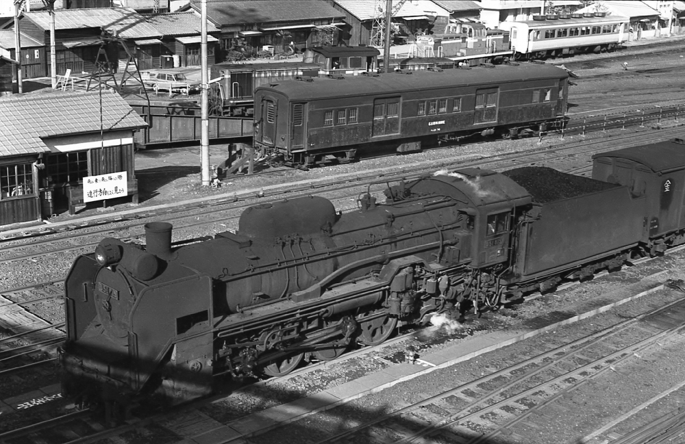 『名古屋区の転車台』 267列車 D51815 1970.1.2