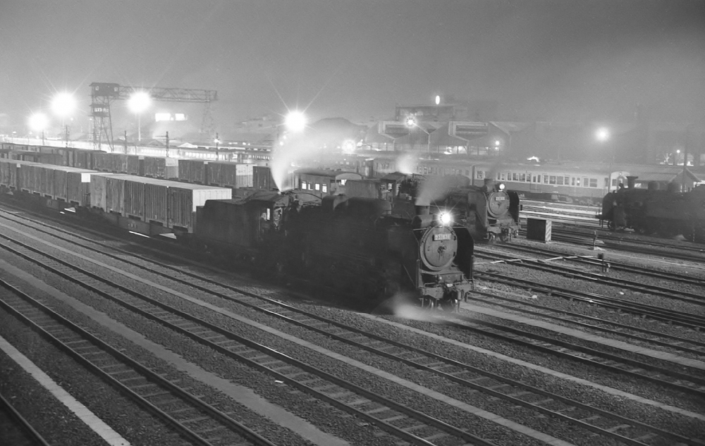 『夜の出発待機』 3885列車 D51636, 264列車 D51815 1969.8.21