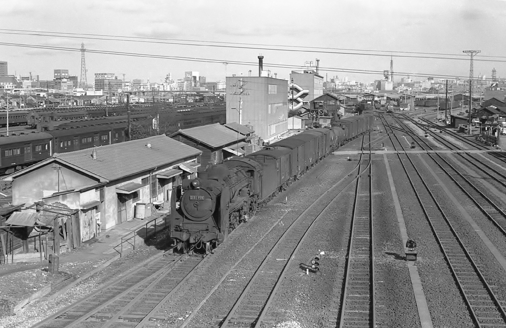 『名古屋市街をバックに』 267列車 D51815 1970.1.2