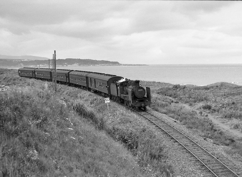 『海水浴客を乗せて』 9717列車かっぱ号 18677 五能線鯵ヶ沢 1971.8.11