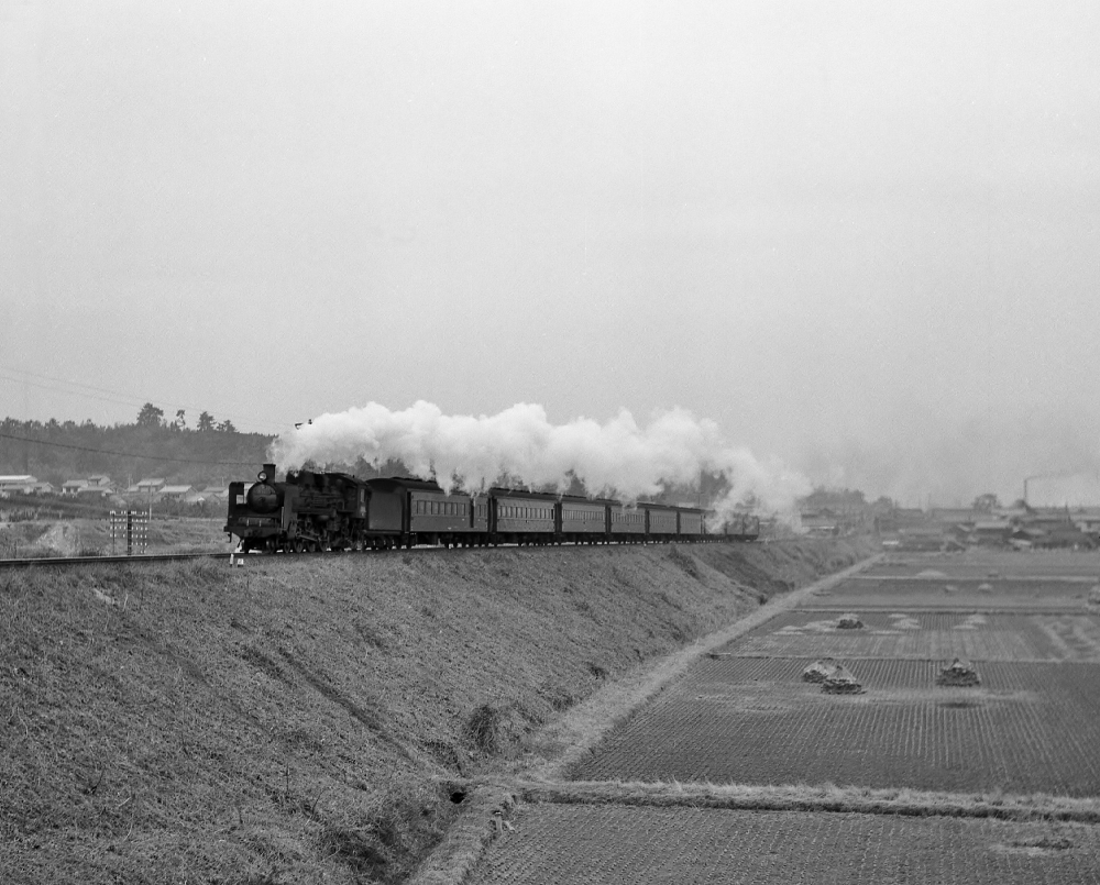 『築堤を駆け上がる名古屋区のエース』 225列車 C57139 朝明(信) 1969.2.4