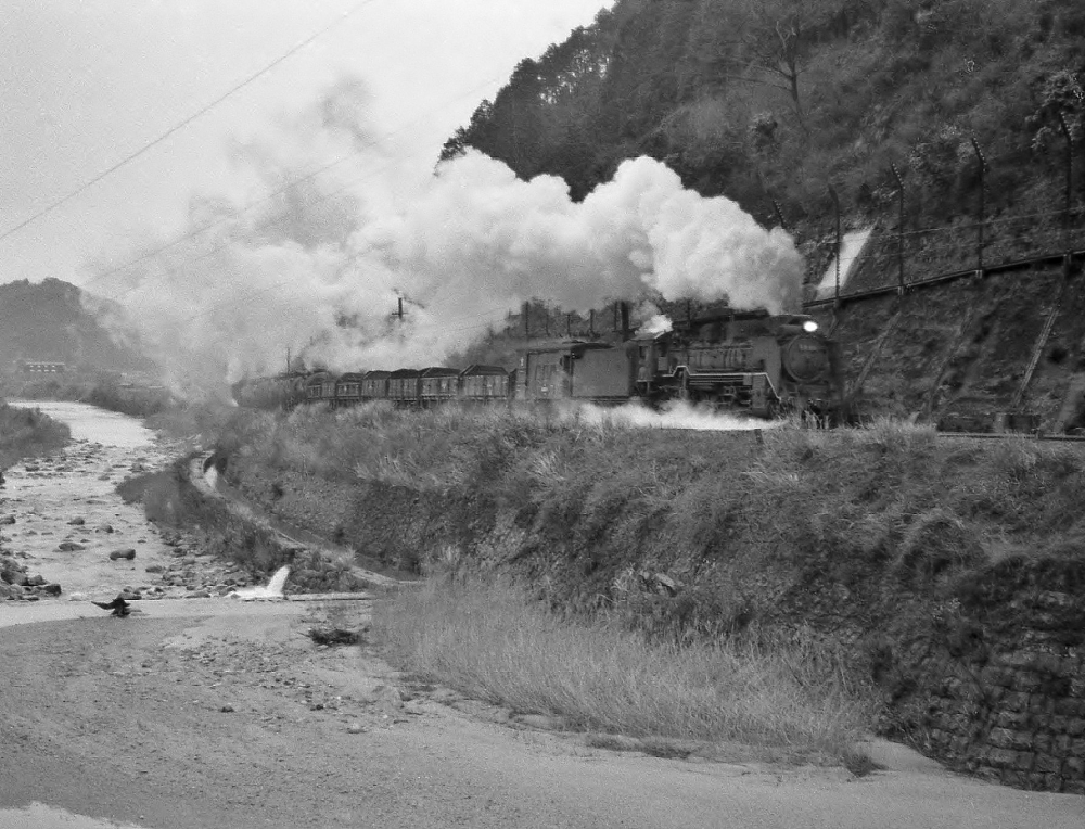 『加太峠目指して』 789列車 D51613・・832 関 1971.3.30