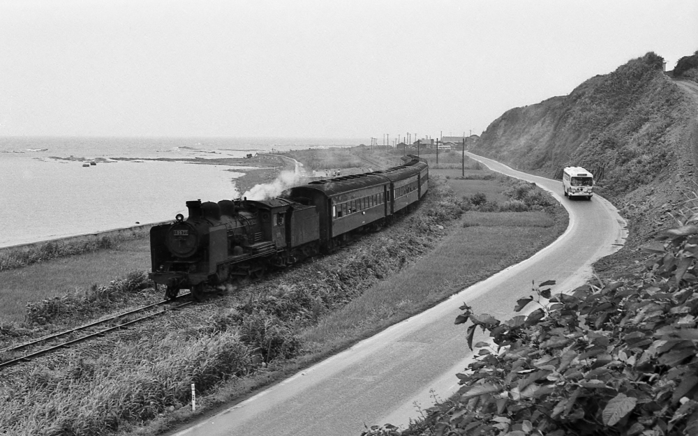 『岬めぐり』 9716列車かっぱ号 18677 五能線大戸瀬 1971.8.11