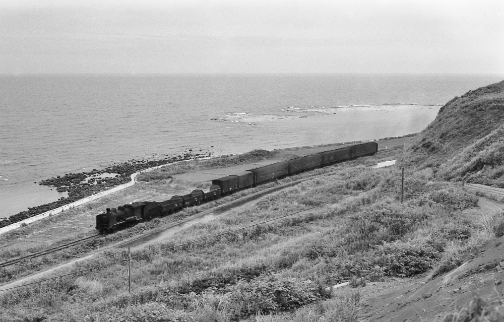 『津軽の日本海を右手に』 混1730列車 28620 五能線大戸瀬 1971.8.11