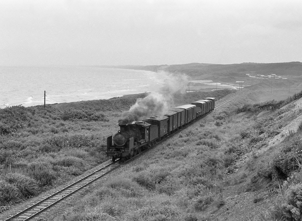 『鯵ヶ沢の日本海をバックに』 貨764列車 68656 五能線鯵ヶ沢 1971.8.11