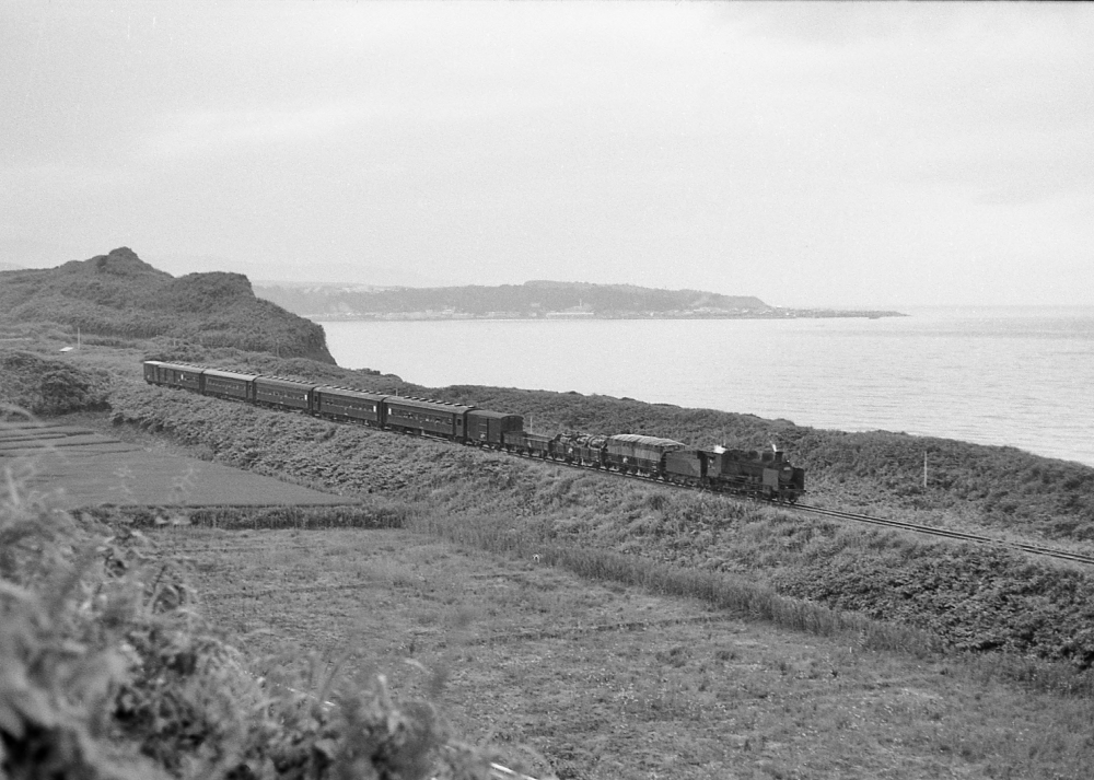 混1739列車 28688 五能線鯵ヶ沢 1971.8.11