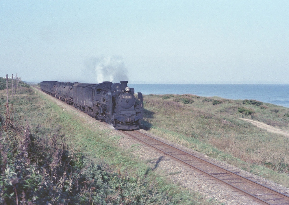 『オホーツク海に沿って』 混631列車 C58391 釧網本線斜里1973.10.7