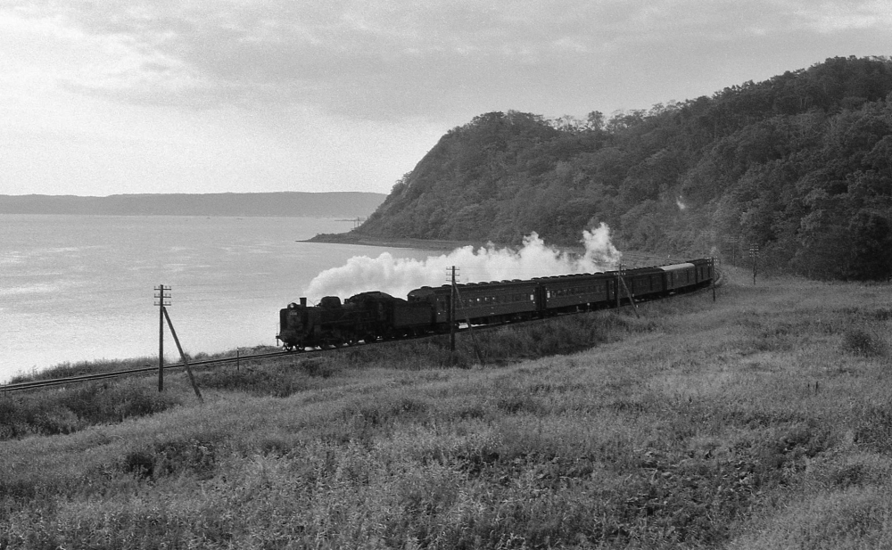 『厚岸湾の朝』 混441列車 C5898 根室本線厚岸 1973.10.8