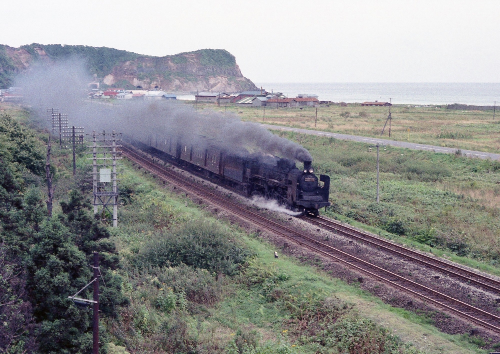 『蘭法華岬をバックに』 224列車 C57144 室蘭本線富浦 1973.10.4