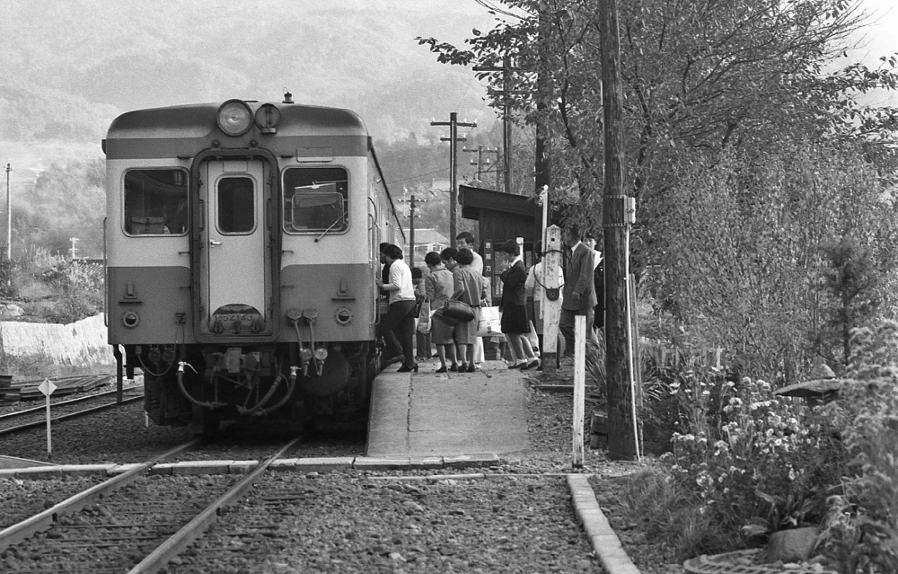 『山間い駅のラッシュどき』 432D キハ52123 明知線阿木 1969.11.2