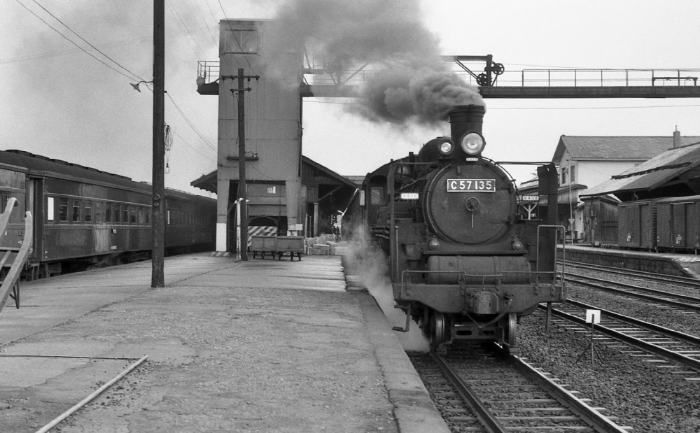 『追分駅の列車交換』 222列車 C57135 1973.10.17