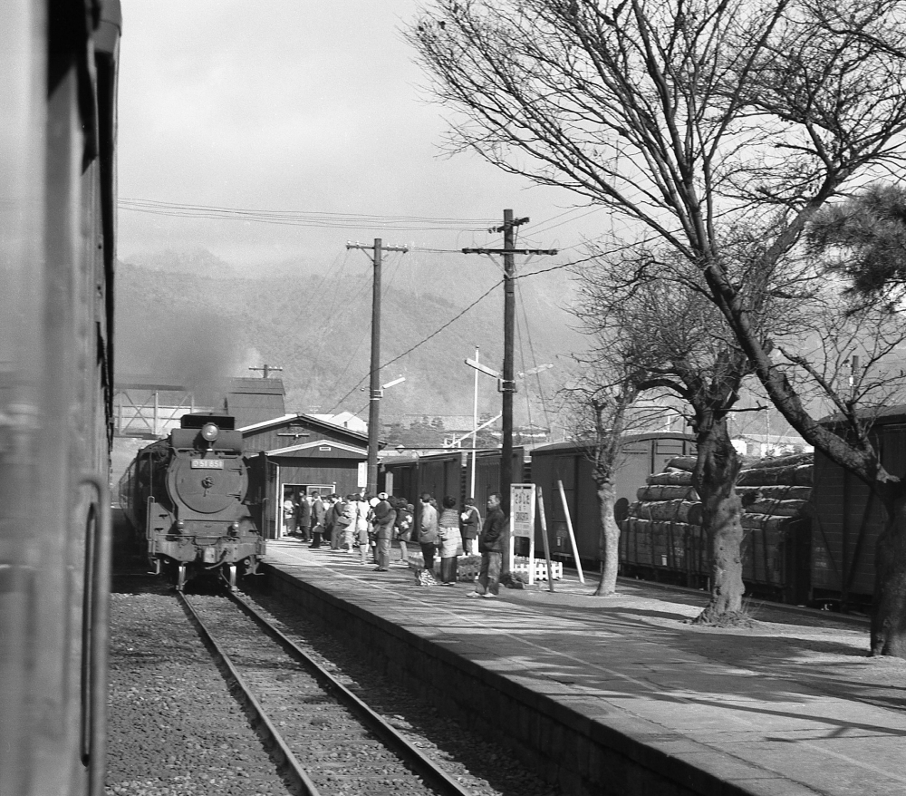 『坂下駅の列車交換』 826列車 D51851 1968.12.23