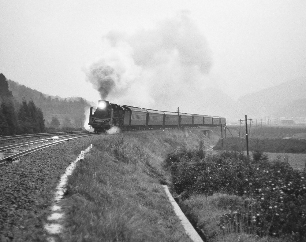 『雨の紀伊由良を行く』 321列車 C577 紀勢本線由良 1971.4.1